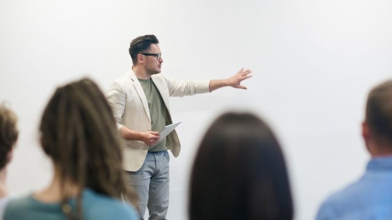 Profesor dando clase